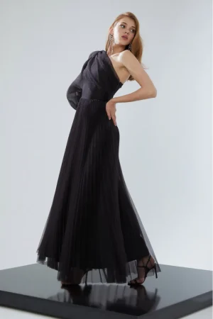 Rochie de dama lunga cu o singura maneca din tulle negru plisat Ofelia